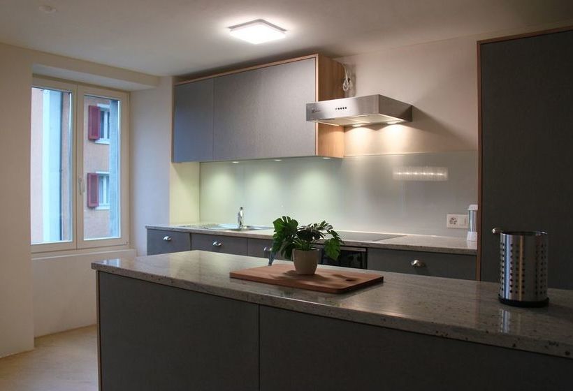 هتل Easy Living Business Apartments