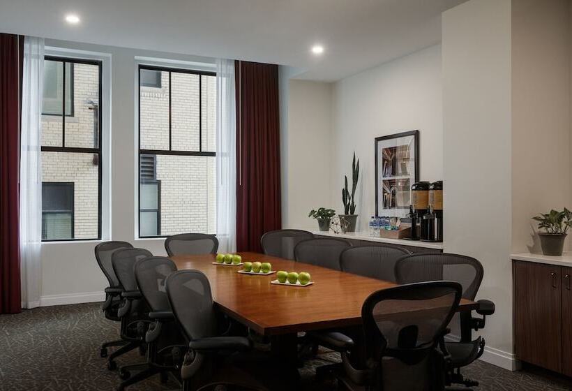 هتل Element Detroit At The Metropolitan