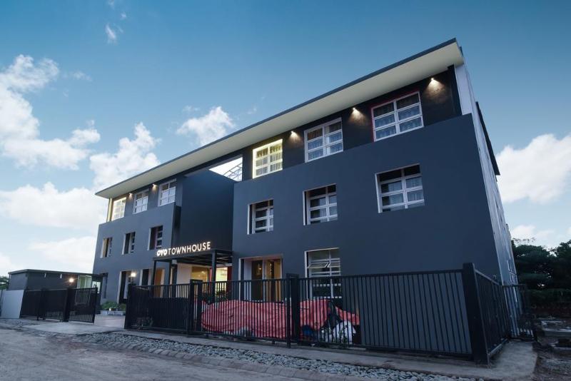 ホテル Oyo Townhouse 050 Mayfield Garden