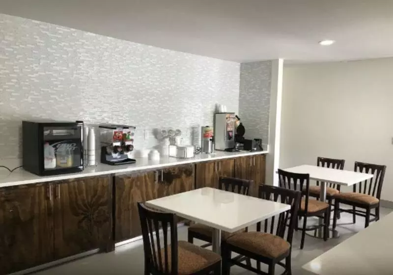 Hotelli Rodeway Inn South