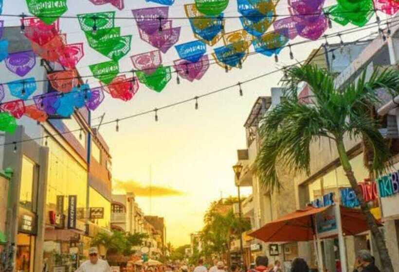 Attraction Hotel Deluxe