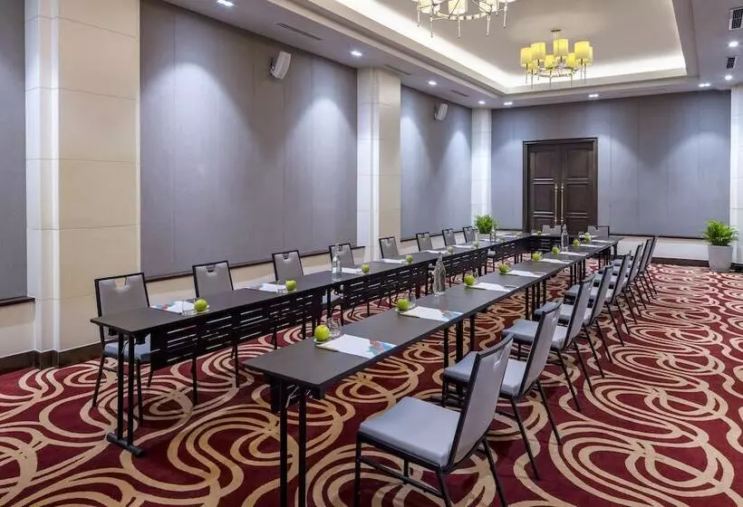 هتل Melia Vinpearl Cua Hoi Beach Resort