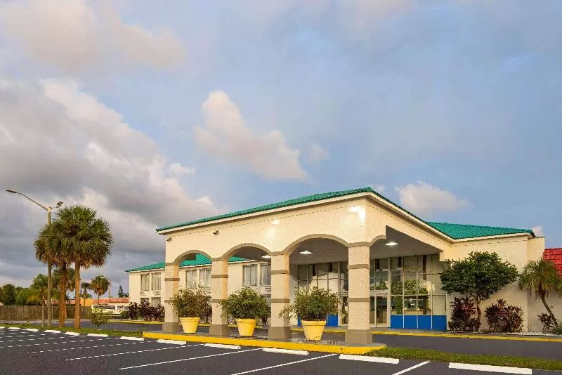 ホテル Days Inn By Wyndham Fort Pierce Midtown