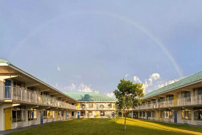 ホテル Days Inn By Wyndham Fort Pierce Midtown