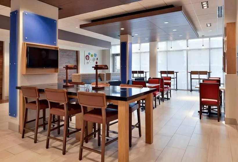 Hotelli Holiday Inn Express & Suites   Marshalltown, An Ihg