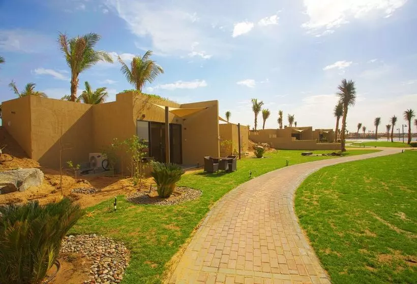 هتل Golden Tulip Sharma Resort