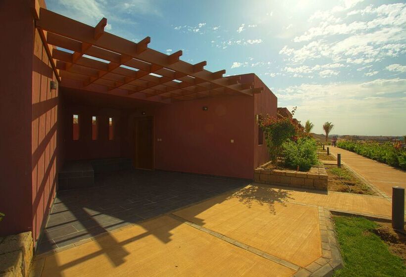 هتل Golden Tulip Sharma Resort