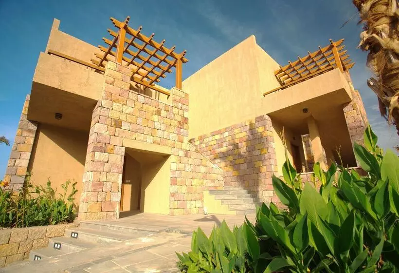 هتل Golden Tulip Sharma Resort