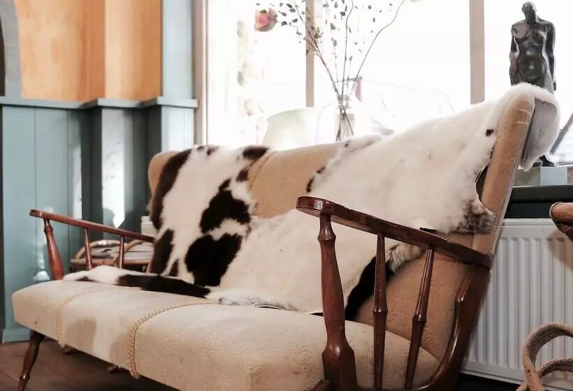 Majatalo Guesthouse Fleur De Lis