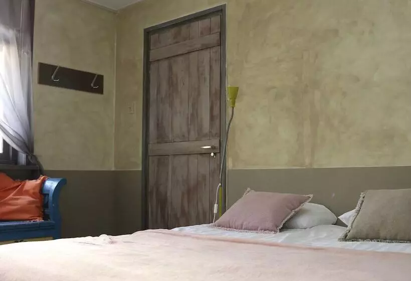 Majatalo Guesthouse Fleur De Lis