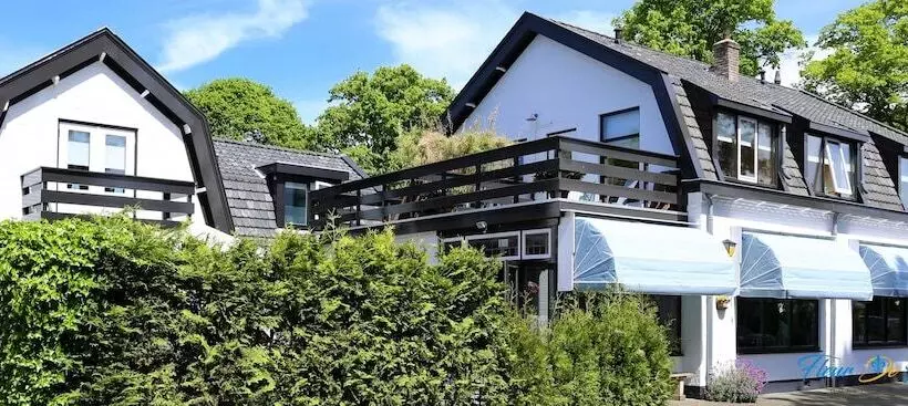 Majatalo Guesthouse Fleur De Lis