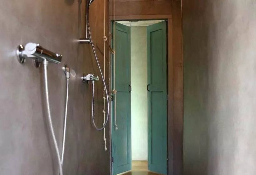 Majatalo Guesthouse Fleur De Lis