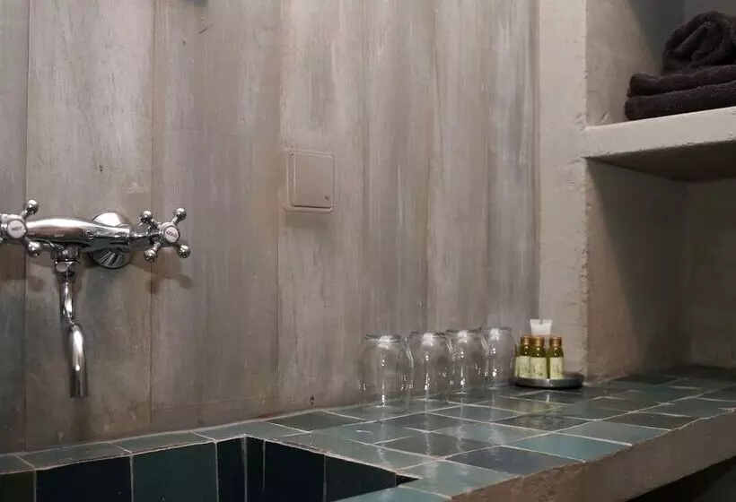 Majatalo Guesthouse Fleur De Lis