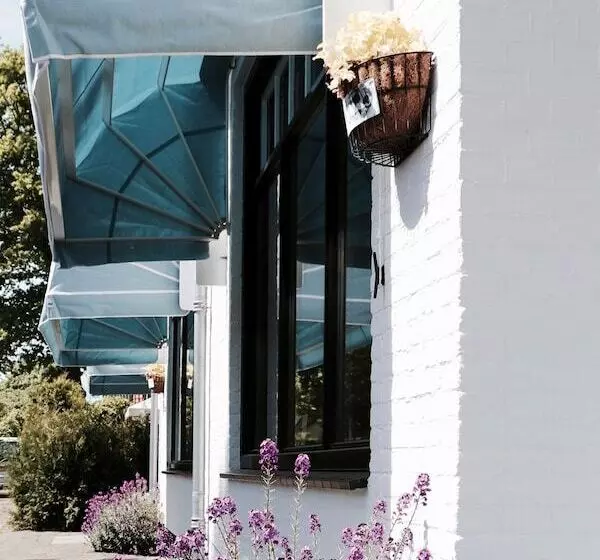 Majatalo Guesthouse Fleur De Lis