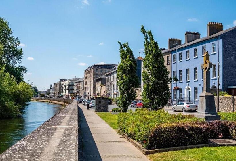 פנסיון Befani's Mediterranean Restaurant & Townhouse