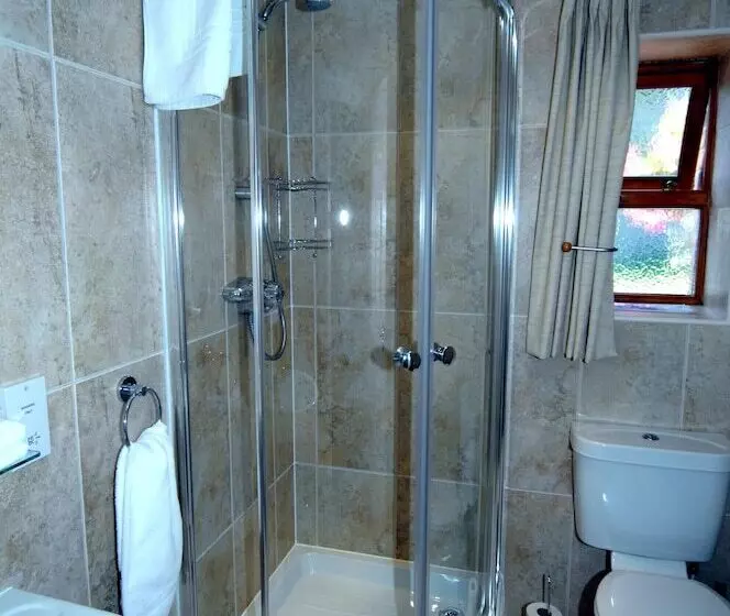 Majatalo New Overlander Inn