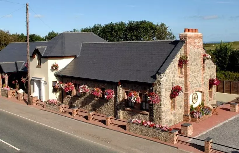 Majatalo New Overlander Inn