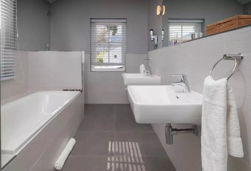 پانسیون Plumwood Boutique Hotel By The Living Journey Collection