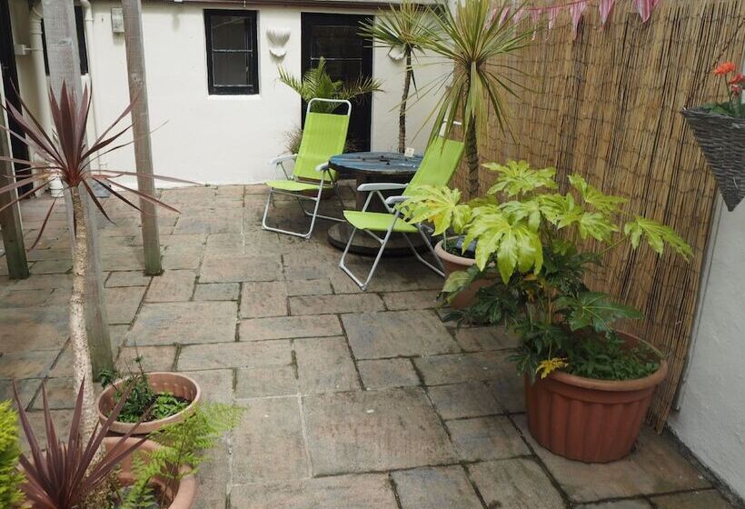 膳宿费 The Smugglers