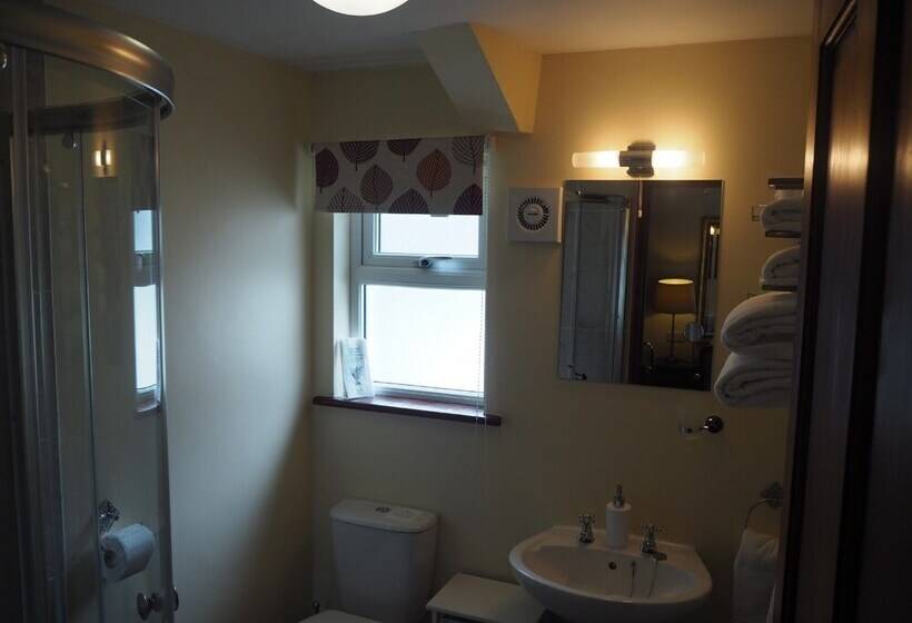 膳宿费 The Smugglers