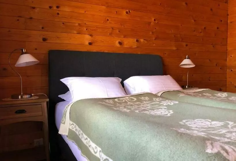 پانسیون Vogafjós Farm Resort
