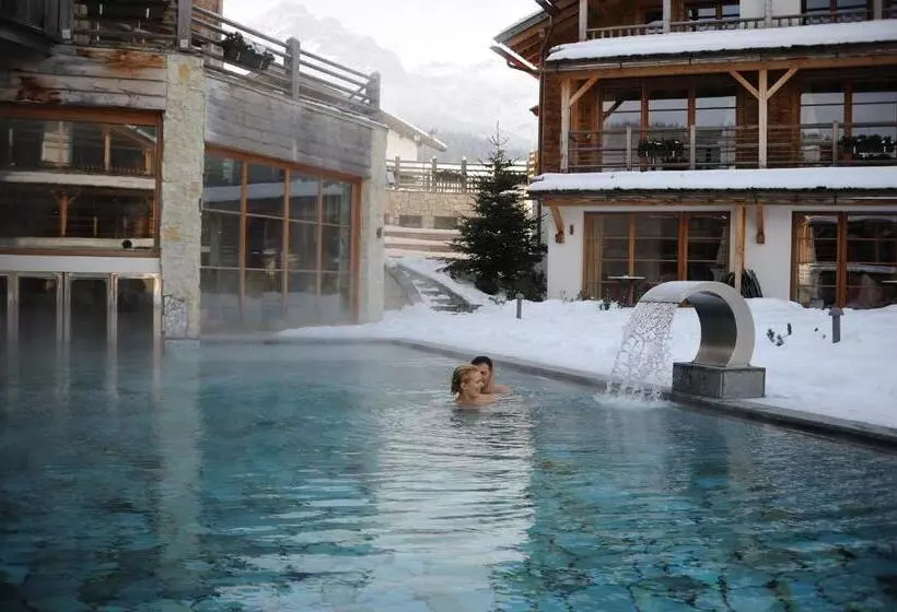 Post Alpina  Family Mountain Chalets
