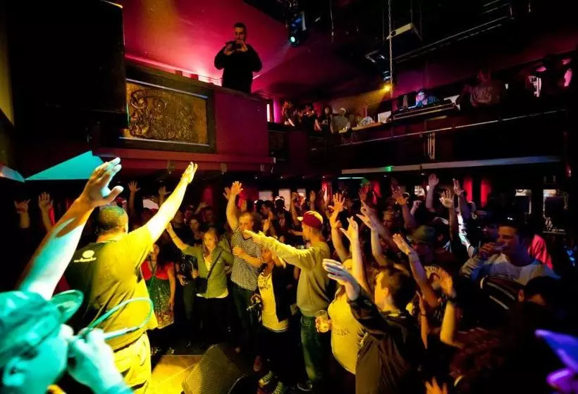 هاستل Albani Bar Of Music