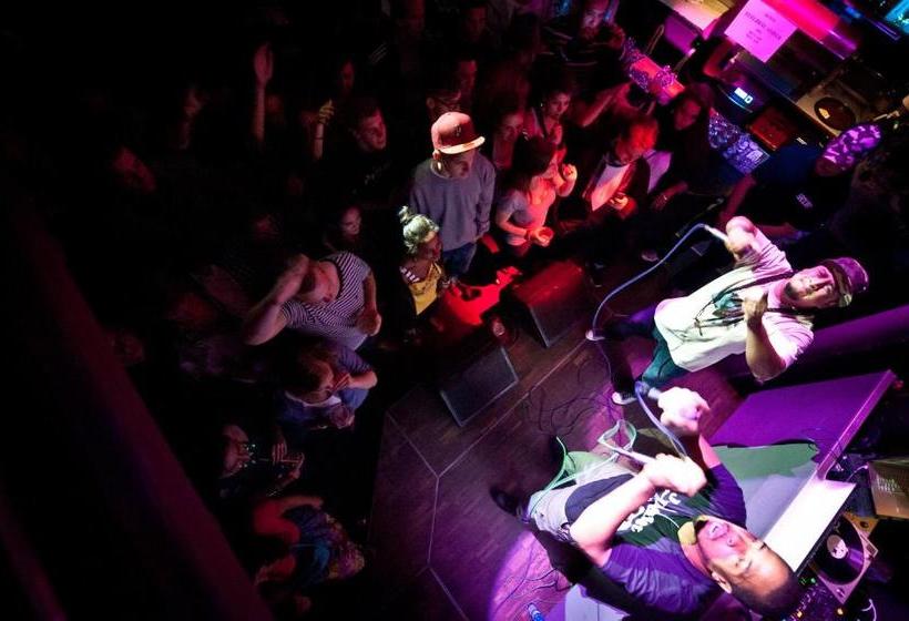 הוסטל Albani Bar Of Music