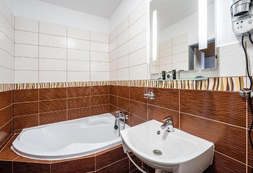 פנסיון Penzion A Restaurant Barbora