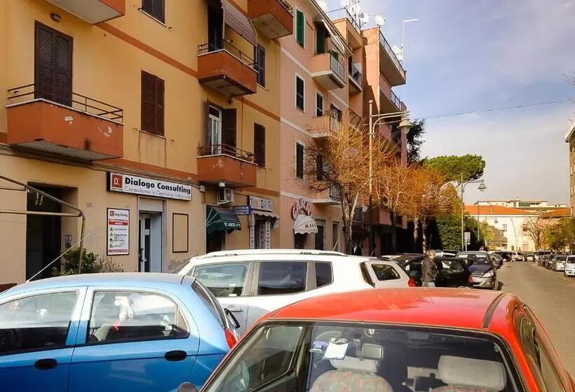 ペンション Adriatic Room 50 M Dalla Stazione Ferroviaria Di Ciampino E Dalla Navetta Aeroportuale