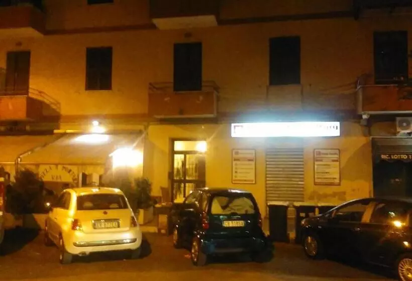 ペンション Adriatic Room 50 M Dalla Stazione Ferroviaria Di Ciampino E Dalla Navetta Aeroportuale