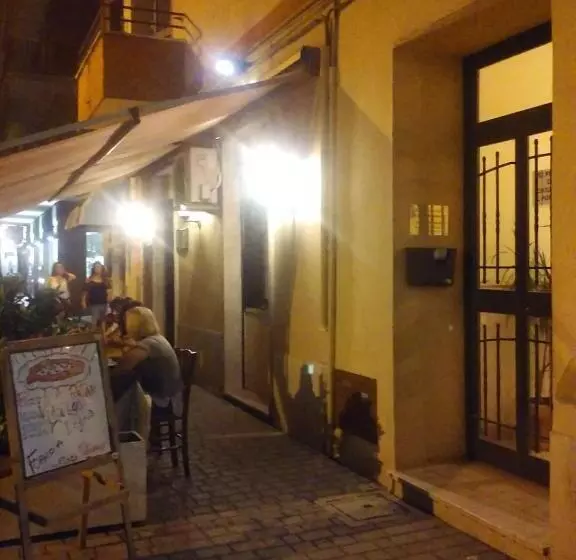 ペンション Adriatic Room 50 M Dalla Stazione Ferroviaria Di Ciampino E Dalla Navetta Aeroportuale