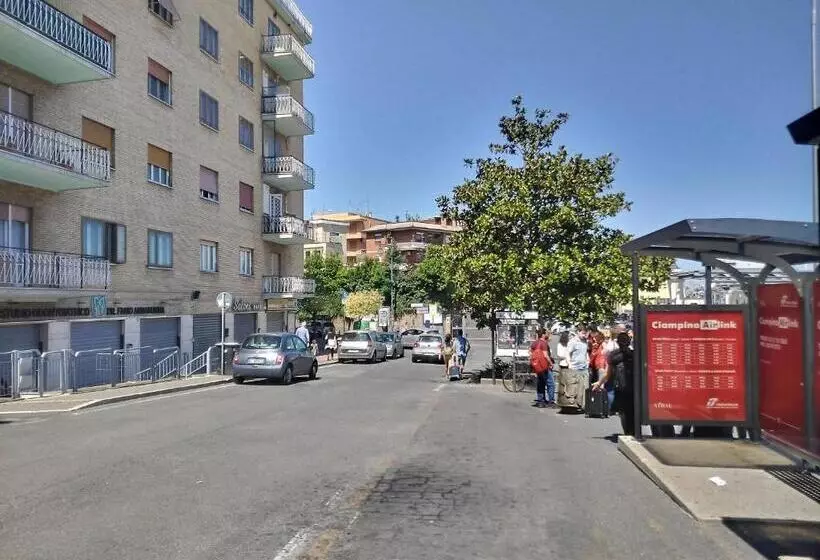 ペンション Adriatic Room 50 M Dalla Stazione Ferroviaria Di Ciampino E Dalla Navetta Aeroportuale