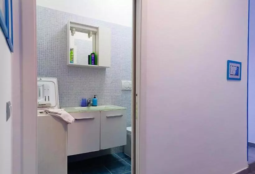 ペンション Adriatic Room 50 M Dalla Stazione Ferroviaria Di Ciampino E Dalla Navetta Aeroportuale