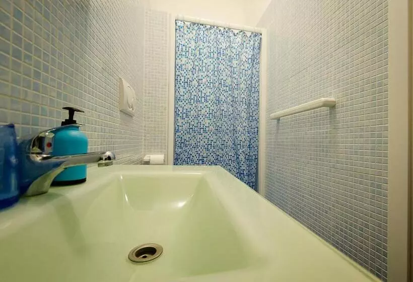 ペンション Adriatic Room 50 M Dalla Stazione Ferroviaria Di Ciampino E Dalla Navetta Aeroportuale