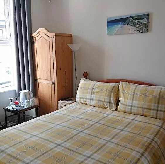 پانسیون Fairways Guest House