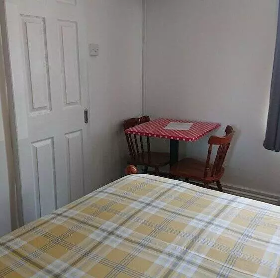 پانسیون Fairways Guest House