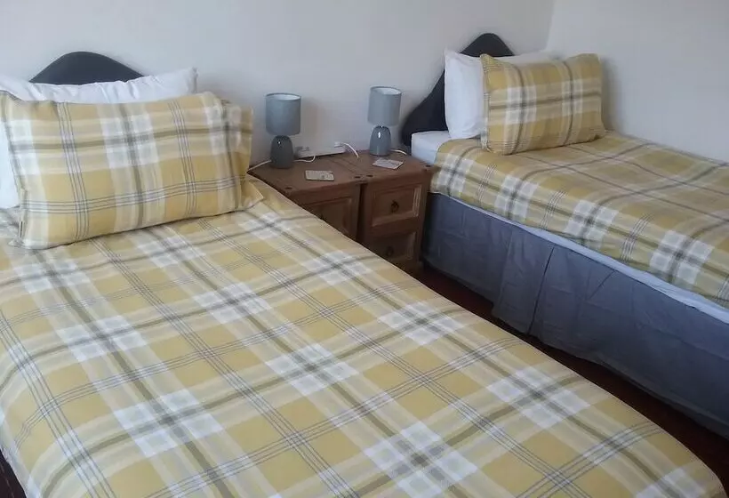 پانسیون Fairways Guest House