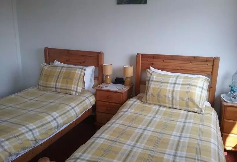 پانسیون Fairways Guest House