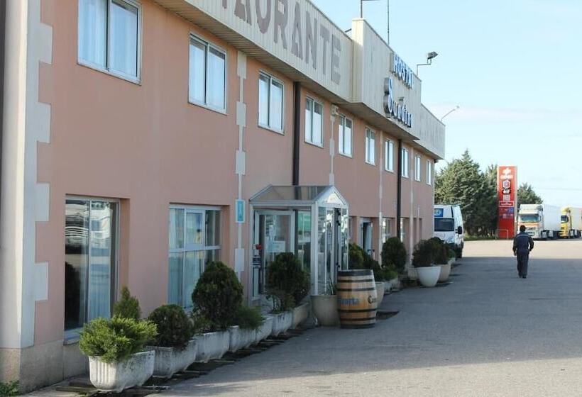 ペンション Hostal Sandino