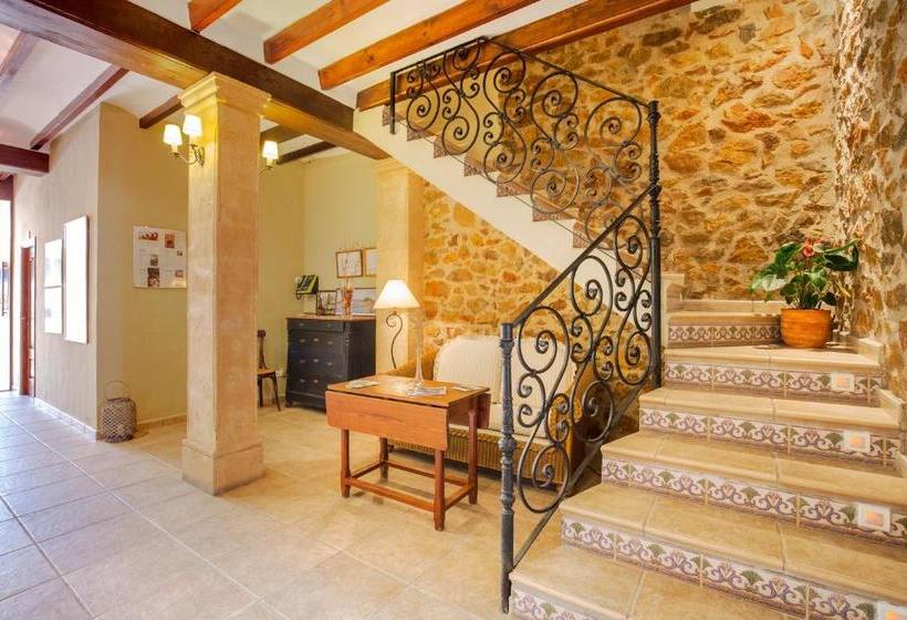 پانسیون Hostal Tres Molins