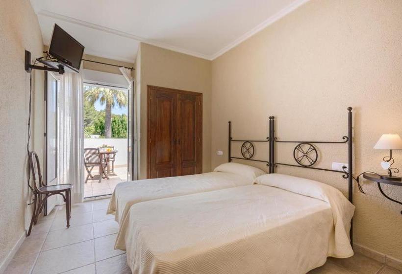 پانسیون Hostal Tres Molins