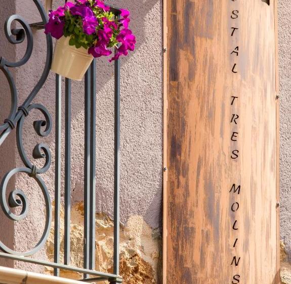 پانسیون Hostal Tres Molins