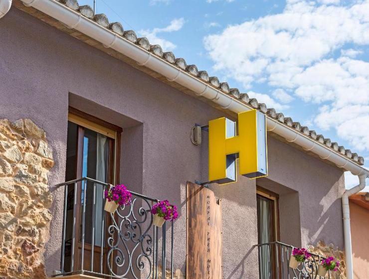 پانسیون Hostal Tres Molins