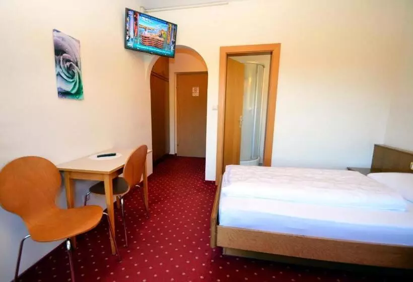 Retkeilymaja Transit Rooms   Your Stopover