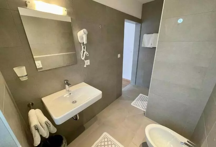 Retkeilymaja Transit Rooms   Your Stopover