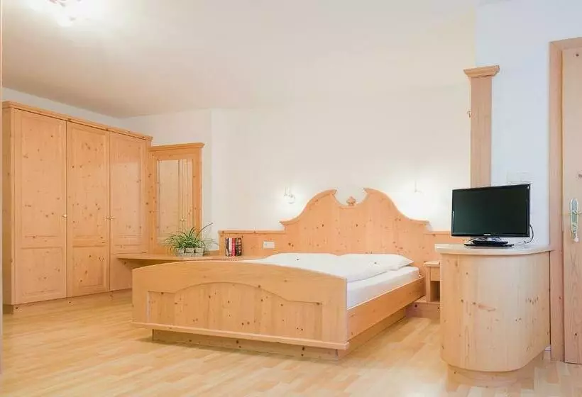 Garni Cristin & Dep Antina