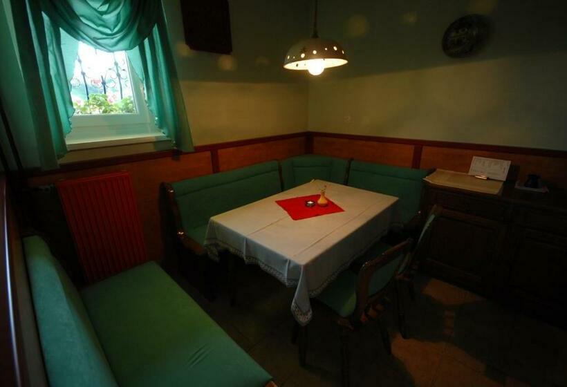 پانسیون Pod Orehi Guest House