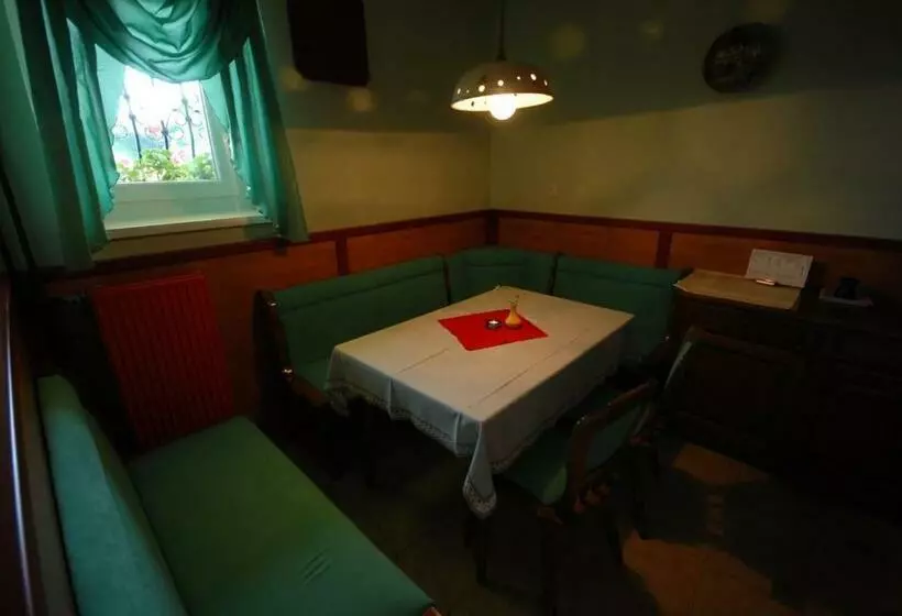 پانسیون Pod Orehi Guest House