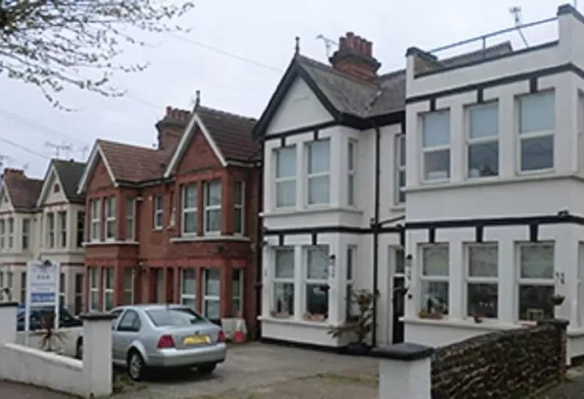 Majatalo Malvern Lodge Guest House  Close To Beach, Train Station & Southend Airport
